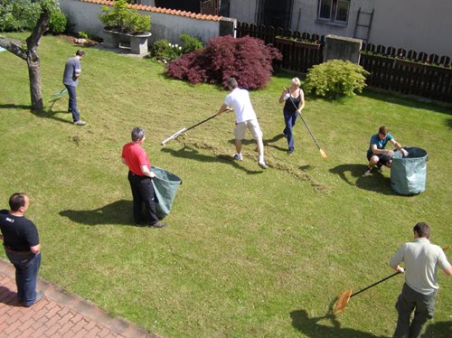 Sammeln des abgeschnittenen Grases