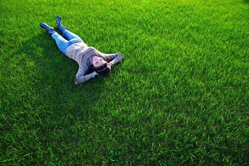 Žena na trávníku
