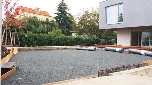 Šterk jako drenážní vrstva trávníku