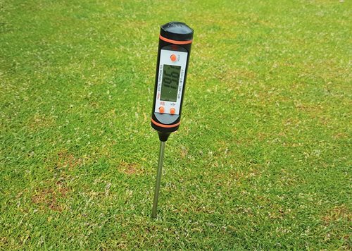 Měření teploty půdy trávníku