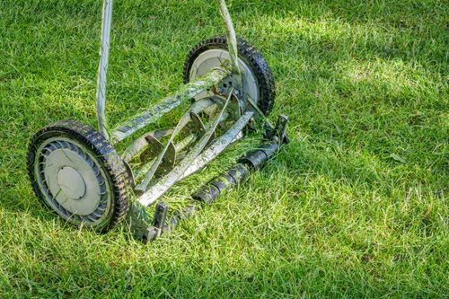 Manual reel mower