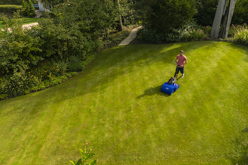 Mowing the lawn with a reel mower