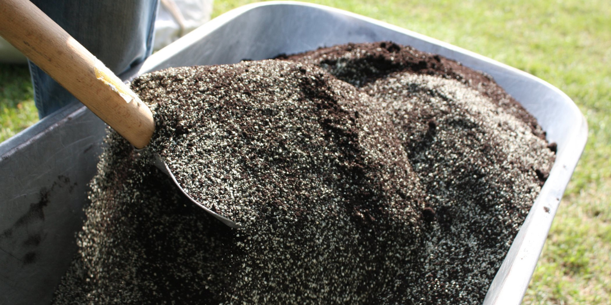 Biovin na lopatě v zahradním vozíku